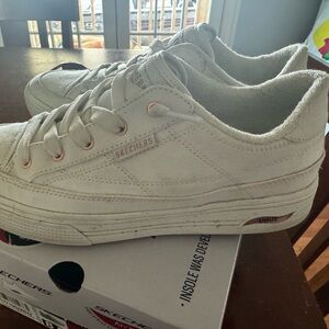 Sketchers “meet ya there” sneakers